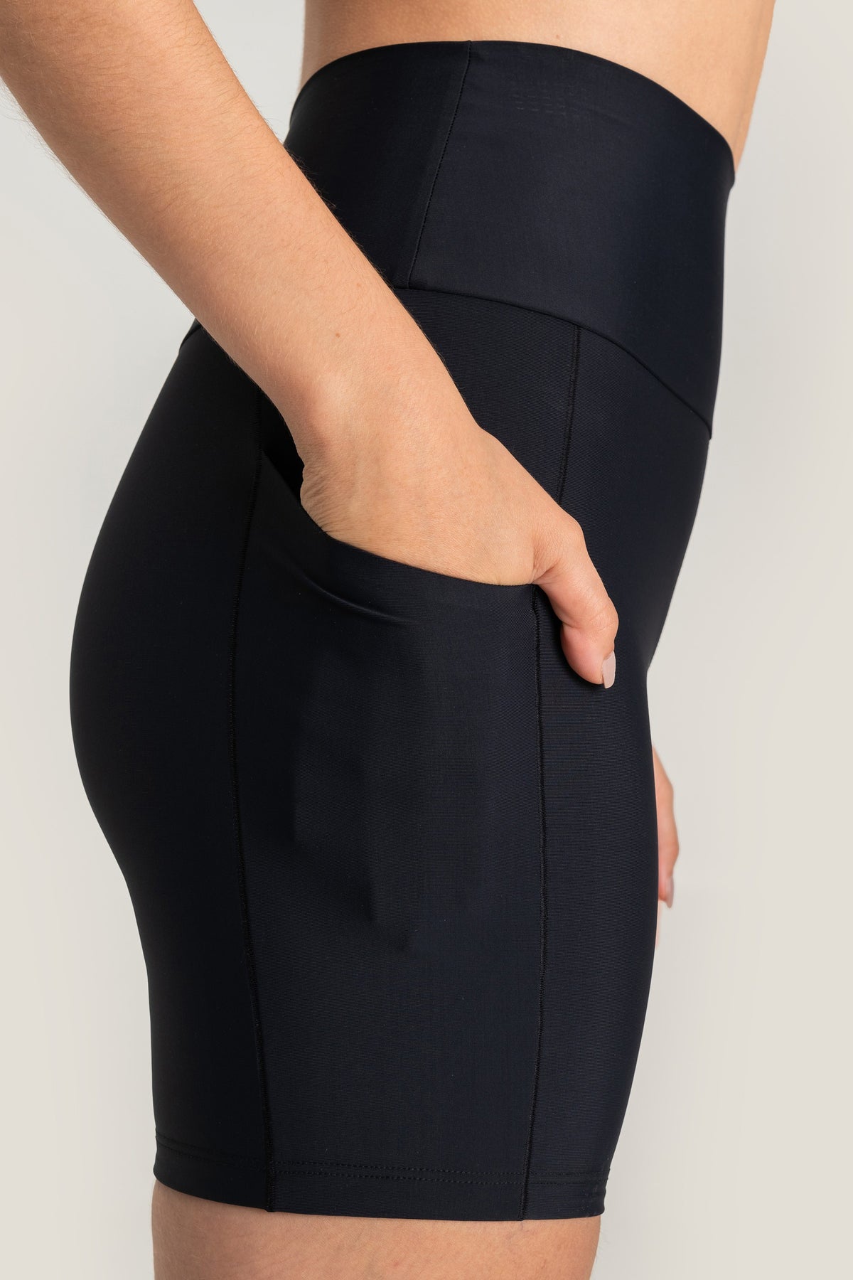 Essential Intense Slim Bermuda